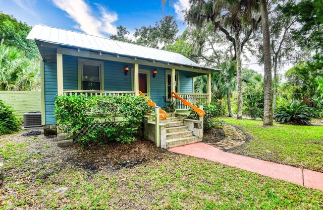 Charming Cottage, Bike to Downtown Attractions, Private Fenced Yard, Hot Tub, $300 in Free Tickets!