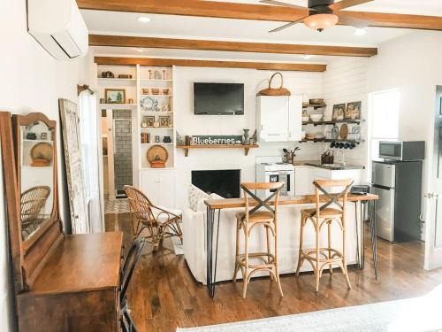 Charming Cottage w KING Bed 1m To Downtown