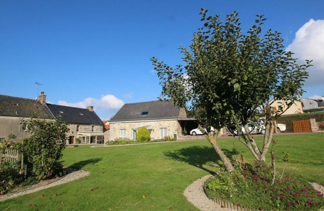 Charming Cottage with Sauna, Game Room, and Garden near the Coast