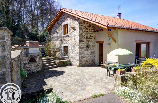 Charming Cottage with Panoramic Views, Spacious Garden, Pet-Friendly, Ideal for Families