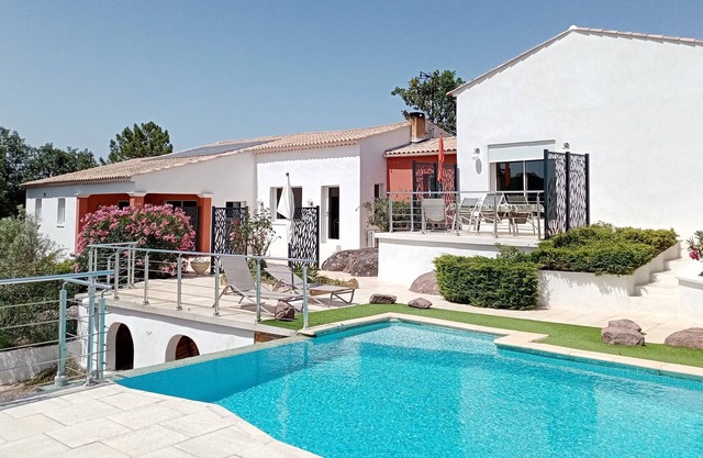 Charming cottage with swimming pool in the Var