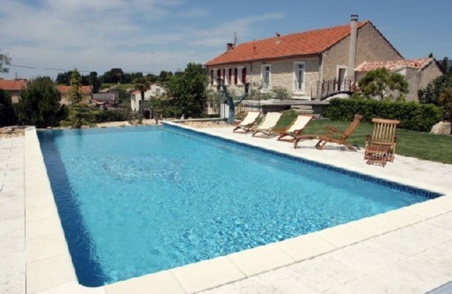 Charming cottage with infinity pool in provencal farmhouse