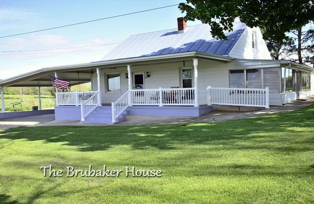 Charming Country Home, Beautiful Mountain Views, Near Vacation Activities.