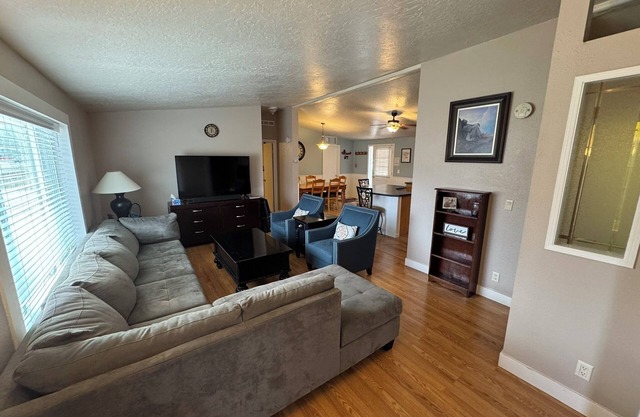Charming Countryside, 3 bedroom, 2 bath home with plenty of parking.nn