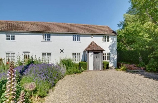 Charming countryside cottage with large garden