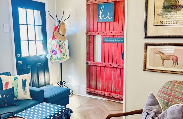 Charming, cozy and 5 star home STEPS to Journeyman & Acorn Theatre!