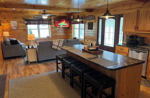 Charming Cozy Cabin with breathtaking views in the heart of Hocking Hills