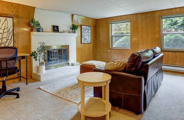 Charming & Cozy Seattle Apartment w/ Fireplace!