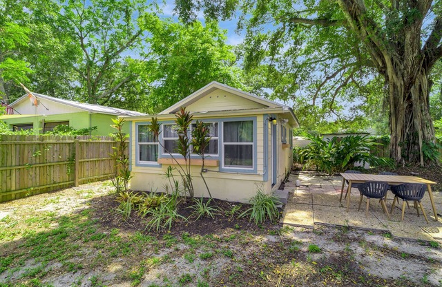 Charming, dog-friendly cabana in great location with WiFi & large yard