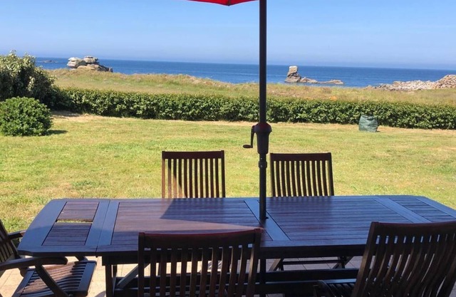 Charming family home-Lanidult: waterfront, sea view, verdant setting!