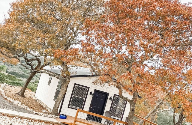 Charming farmhouse in welcoming Boerne with AC, WiFi