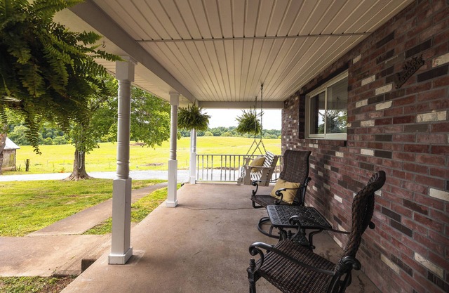 Charming farmhouse on a beautiful horse ranch-Shawnee Hills Wine Trail