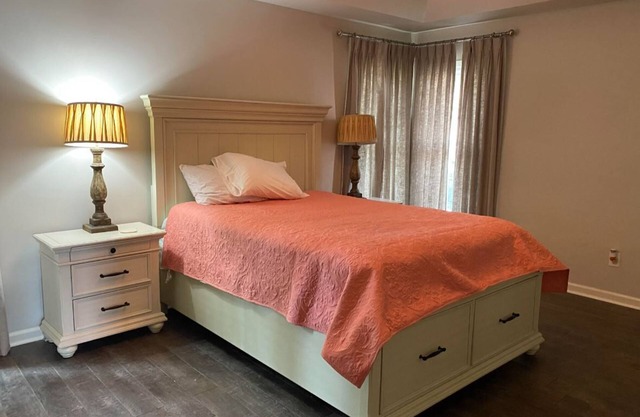 Charming furnished house in Cordova TN with WiFi, 2-car garage, jetted tub