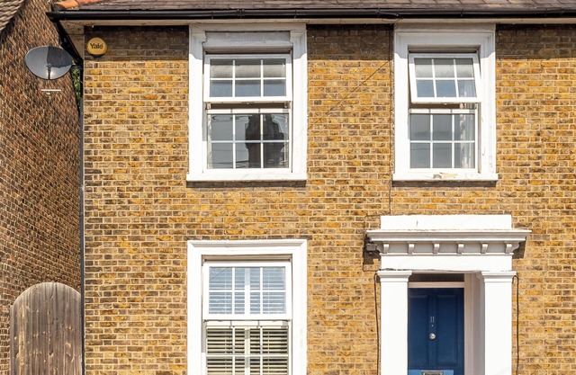 Charming 3BR Victorian House with Parking - 10 Mins to Kingston