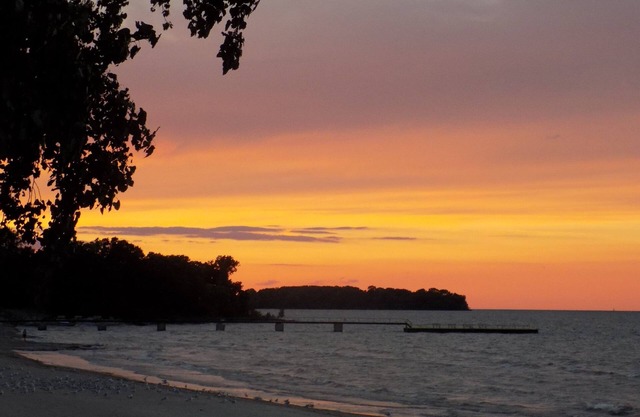Charming Gem Beach, Catawba Island Condo- Beachfront!