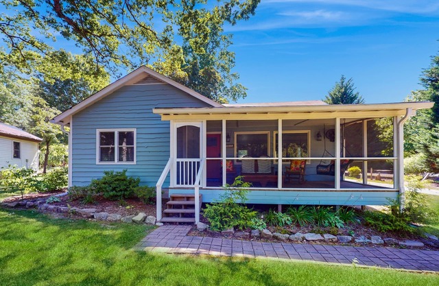 Charming Getaway w/Luxe Interior & Screened Patio - Near Attractions
