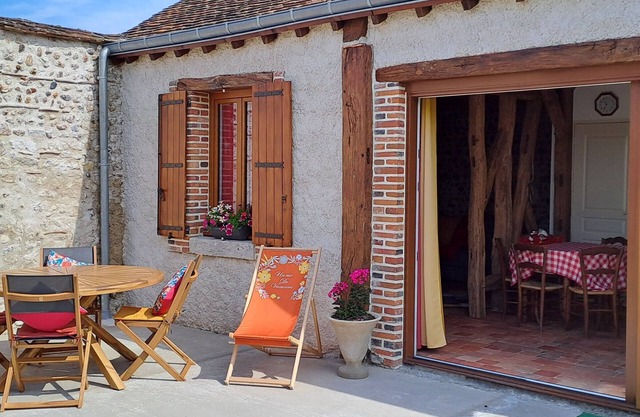 Charming Gîte with Terrace Near Loire, 4 Guests, BBQ, Private Parking