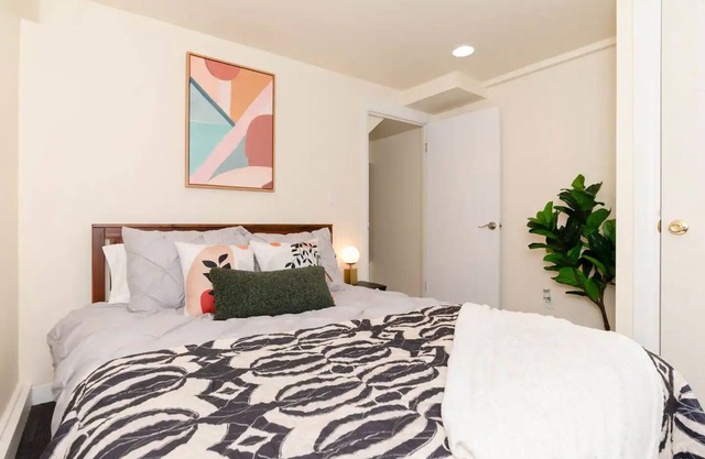 Charming Guesthouse in Greenwood! Direct line to Downtown Seattle.