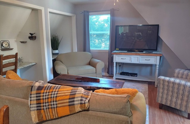 Charming Highlands Carriage House 2 beds/2bath nNO POOL