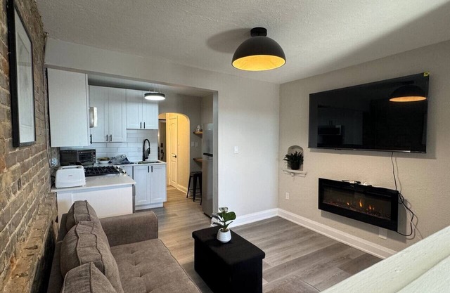 Charming Historic Downtown Apartment 1-BD Retreat