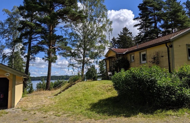Charming holiday home with lake views in Södermanland