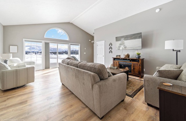 Charming home in welcoming Newport/Oldtown 5 bedrooms 3 baths