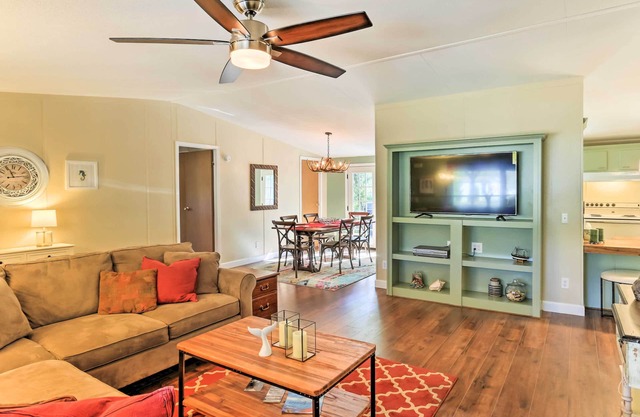 Charming Home w/Deck & Yard - 1 Mi to Lake Texoma