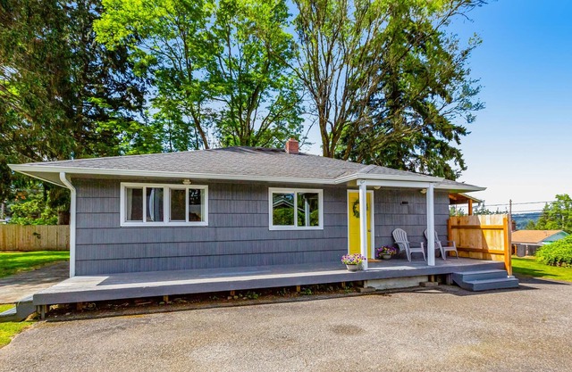 Charming home with lawn, grill, two W/Ds, two kitchens, WiFi, & mountain views