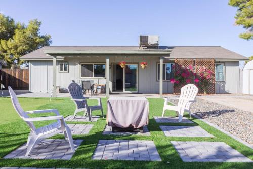 Charming House Golf Green Cornhole Near Freeway
