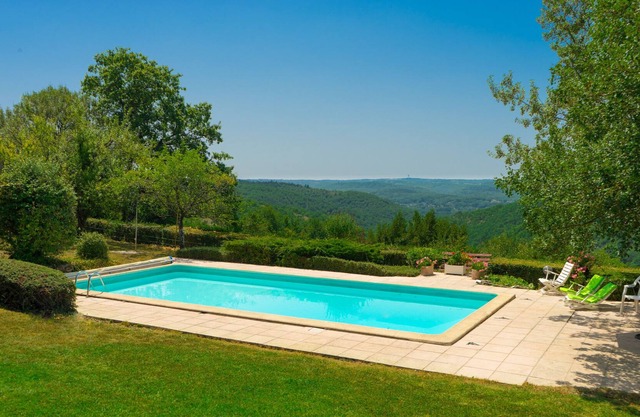 CHARMING HOUSE, LARGE HEATED POOL, SUPERB VIEW AND LARGE LAND