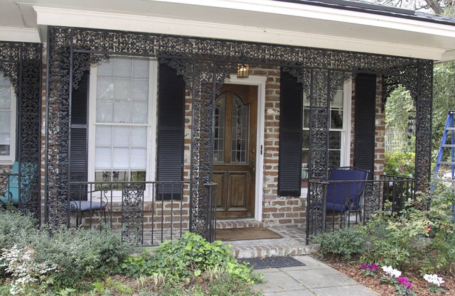 Charming House with 3 bedrooms, 1 bath and a small kithcen, sleeps 6