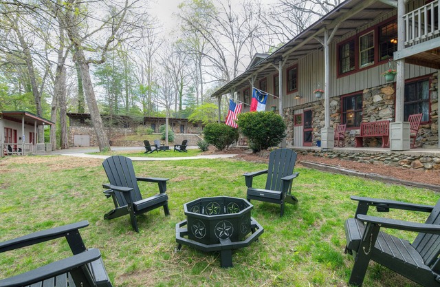 Charming King Suite #11 hotel within walking distance to downtown Waynesville