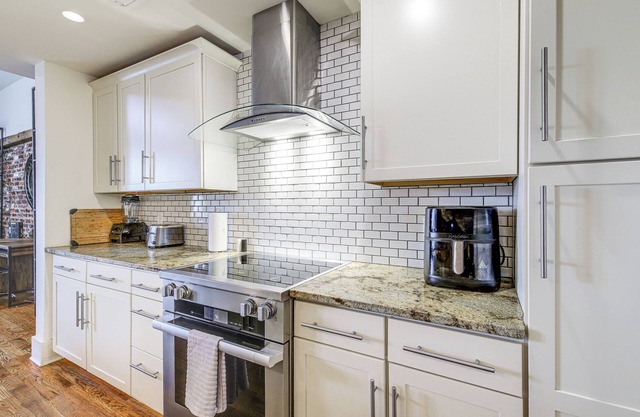 Charming Knoxville Townhome < 1 Mi to Downtown!
