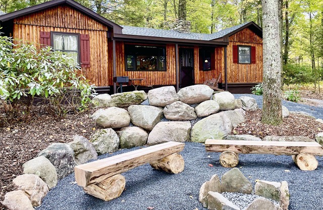 Charming Lake Front Log Cabin with Fire Pit in the Poconos