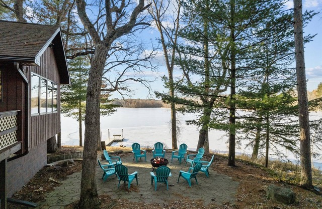 Charming Lakeside Escape on Peaceful Nature Lake