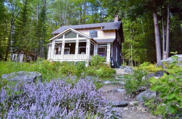 Charming Lakeside Retreat