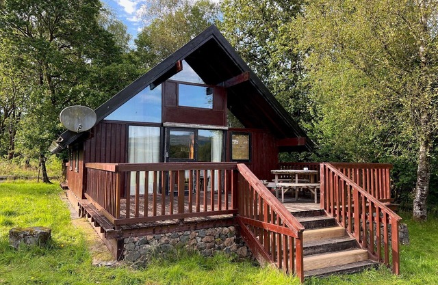 Charming log cabin with stunning views over Loch Awe. Electric hot tub