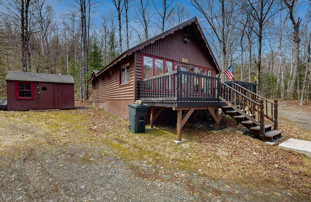Charming Maine cabin with wood stove, firepit, high-speed WiFi, grill, and deck