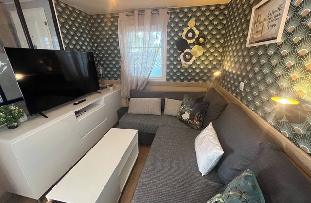 Charming mobile home with pool in Hyères