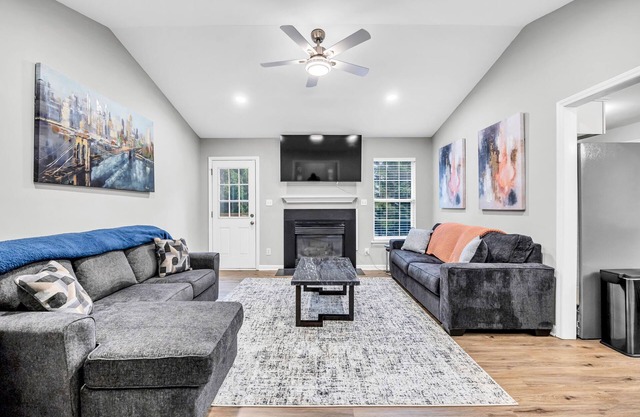 Charming & Modern Home/Prime Location/Sleeps 8