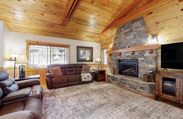 Charming mountain escape close to skiing, hiking, the lake, and the Village