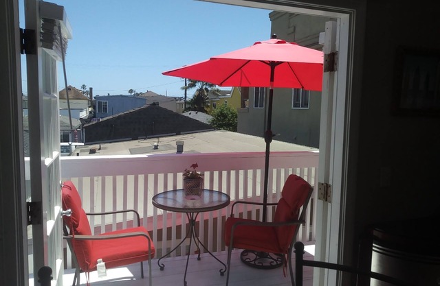 CHARMING NEWPORT BEACH COTTAGE CLOSE TO BEACH AND BAY ON THE PENNISULA.
