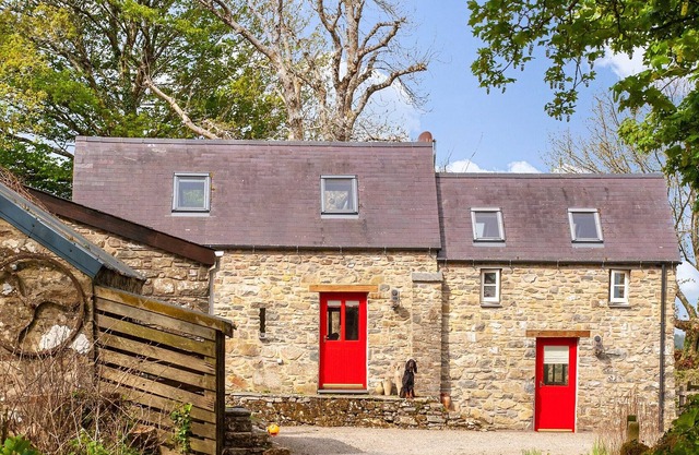 Charming Newport, Pembrokeshire holiday cottage with stunning sea and coastal views.