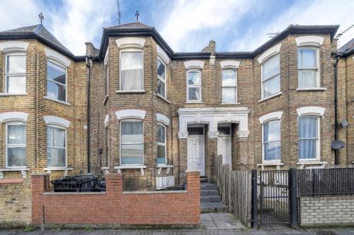 Charming North London Stay -2BR Home - Private Yard
