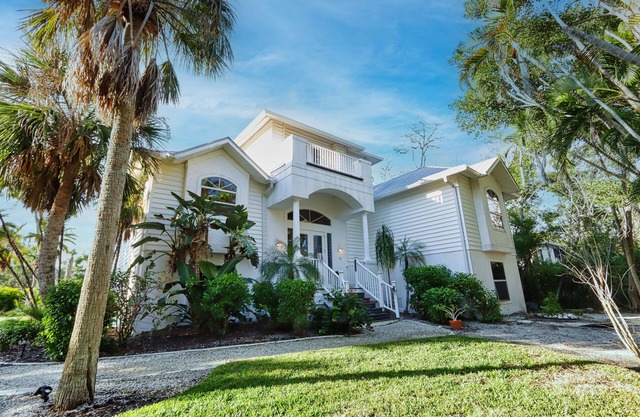 Charming Old Florida Style Vacation Rental Home - Sanibel Fitz You