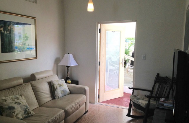 Charming One Bedroom, One Block From Beach. We Are In A Gated Community.