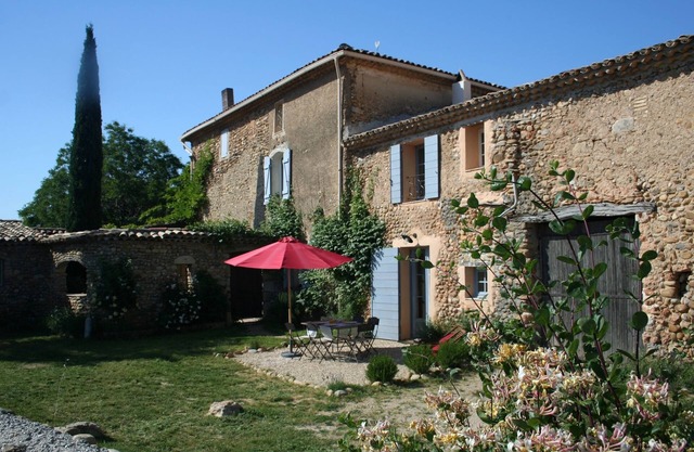 Charming outbuilding surrounded by lavender with swimming pool By Feelluxuryholi