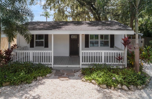 Charming Ozona Bungalow