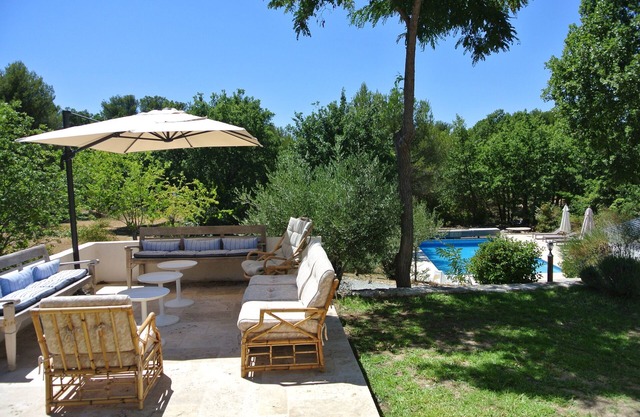 Charming Provencal farmhouse 20 min. from Aix-en-Provence, in a peaceful natural setting.