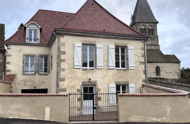 Charming renovated historic cottage with parking and garden